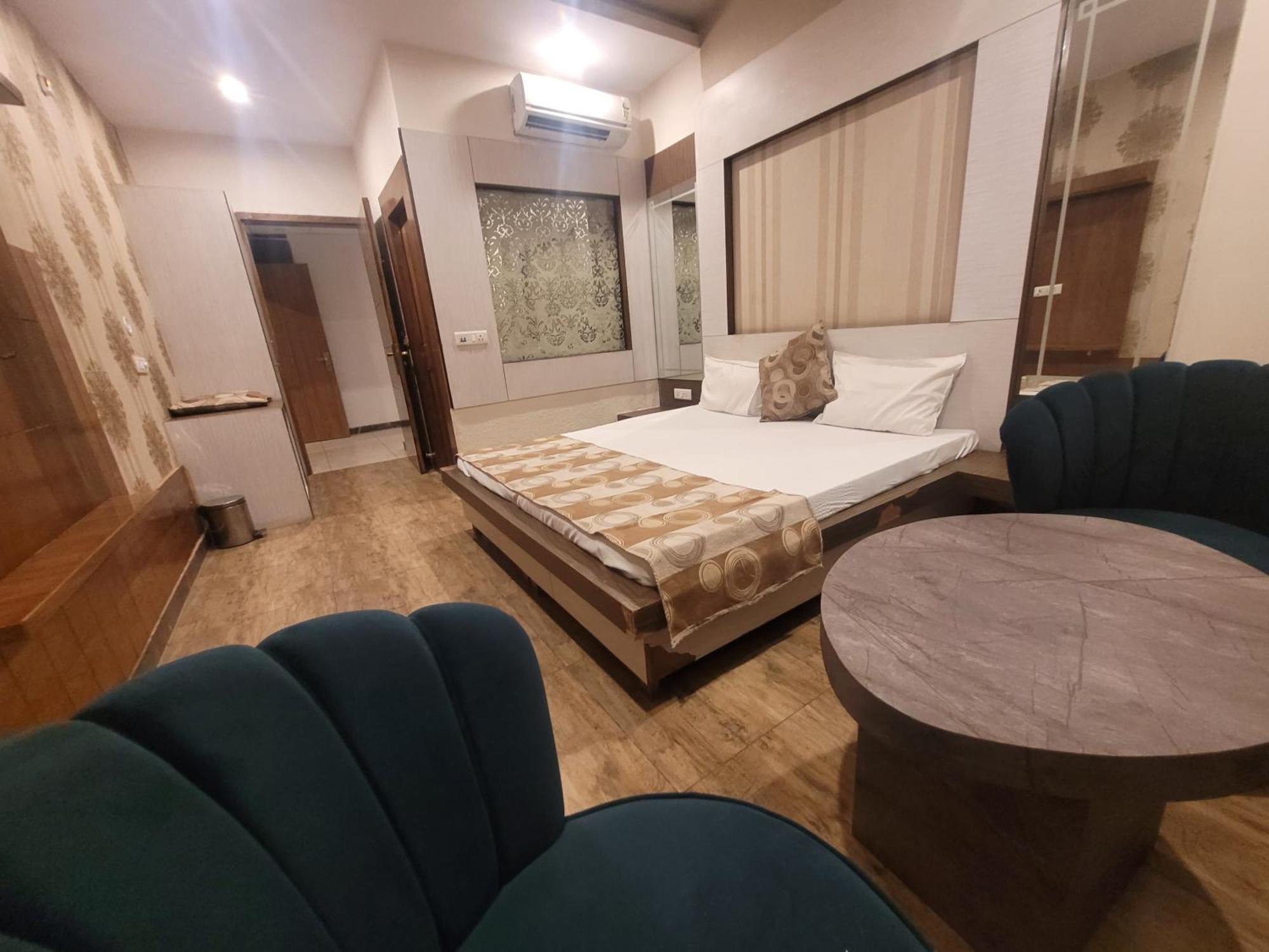 Rohtak The Aura Grand Hotel & Banquet - A Unit Of Sitara Kollection Hotels מראה חיצוני תמונה